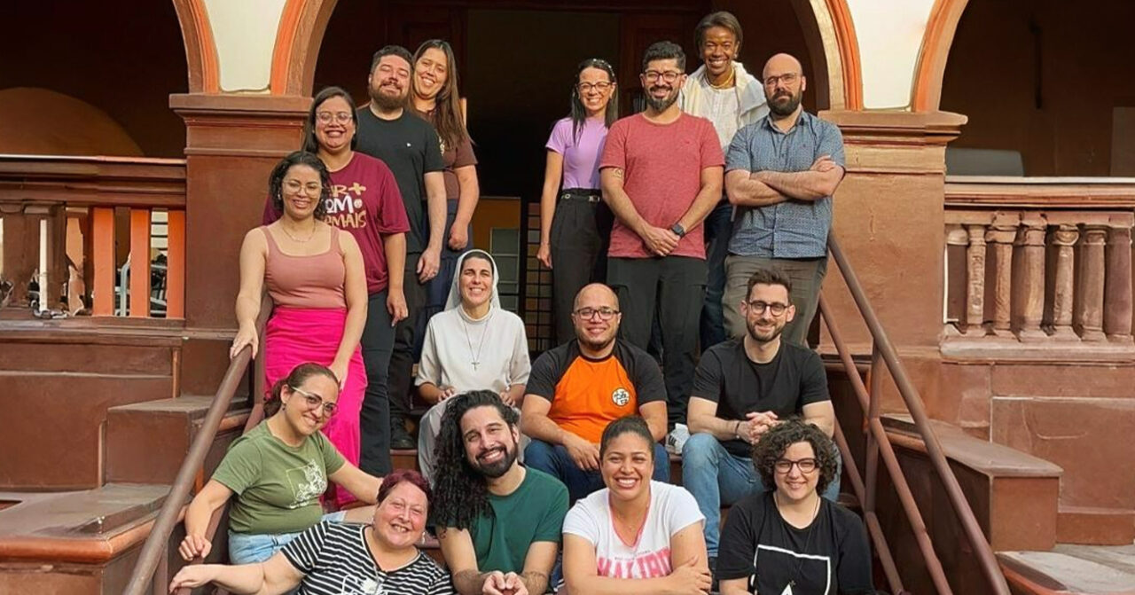 Participantes em momento de oração durante encontro de formação sobre os Exercícios Espirituais no Anchietanum