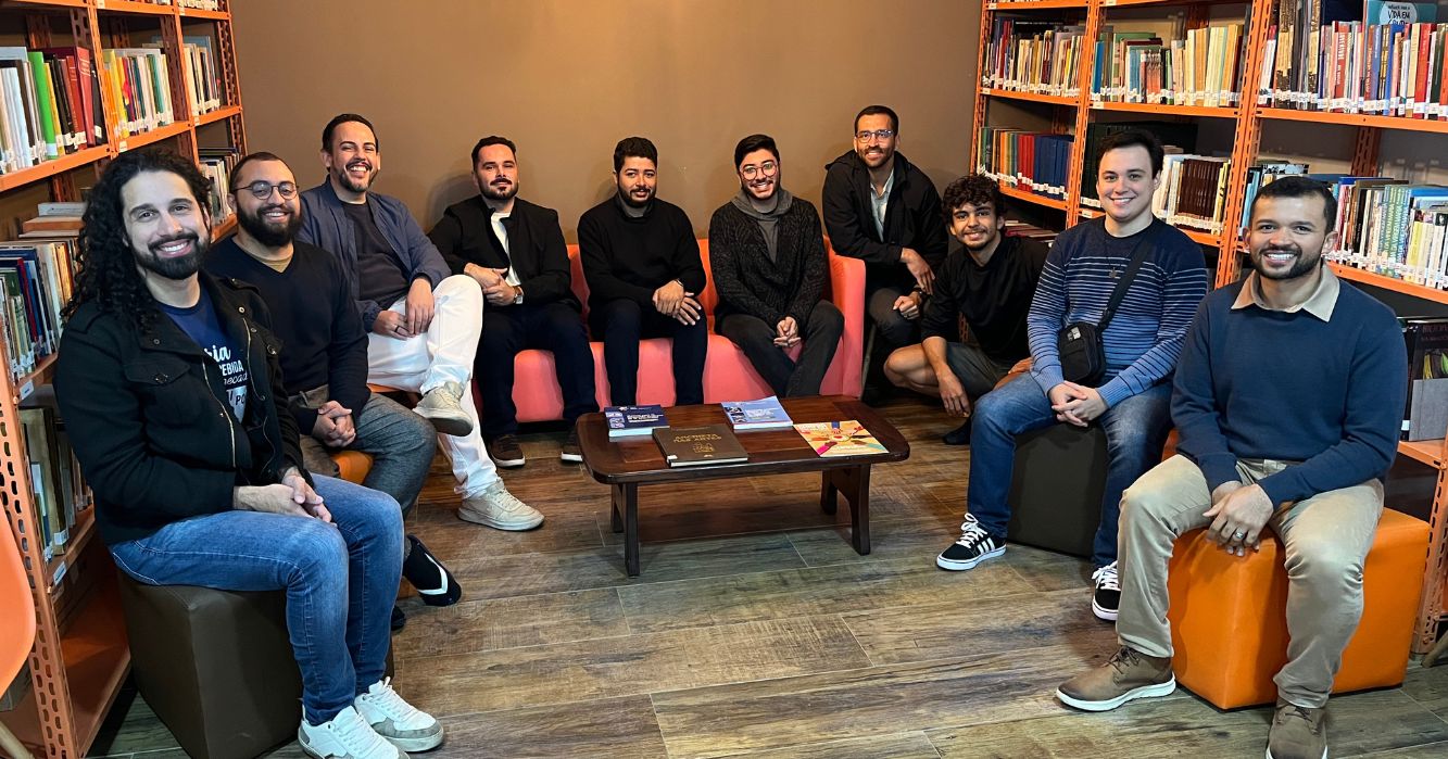 Jovens inquietos vocacionalmente em encontro de oração no Anchietanum