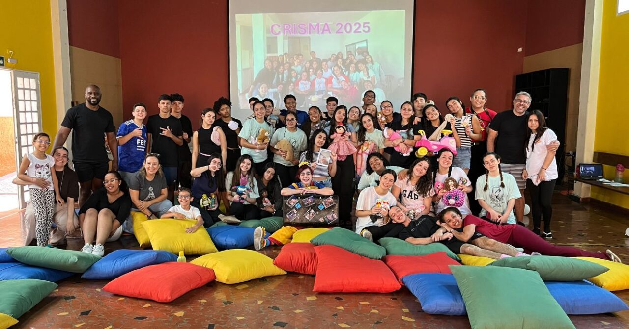 Jovens participam do retiro de crismandos no Centro MAGIS Anchietanum