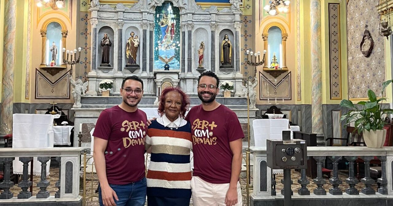 : Equipe do Centro MAGIS Anchietanum durante visita solidária na Igreja Nossa Senhora do Rosário dos Homens Pretos
