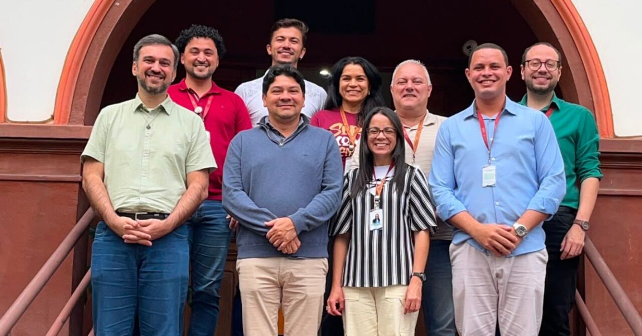 Grupo formado pelo Provincial dos Jesuítas do Brasil e pela equipe do Centro MAGIS Anchietanum posa para foto durante visita à obra, em São Paulo (SP).