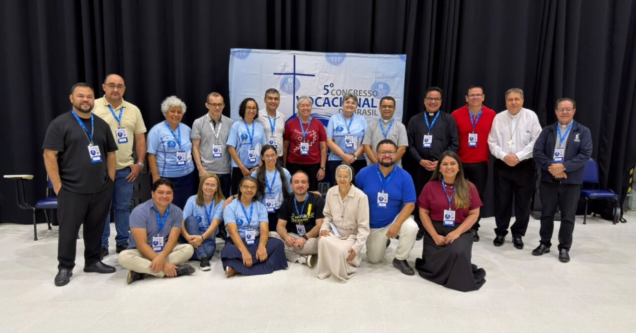 Participantes do 5º Congresso Vocacional da Igreja no Brasil reunidos para foto durante o evento, realizado no Santuário Nacional de Aparecida (SP).